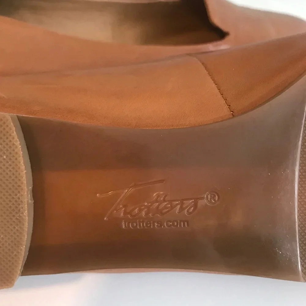 Trotters Women's Pointed Toe Leather Flats in Tan